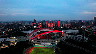 4K南京地标奥体中心体育馆夜景航拍视频的预览图