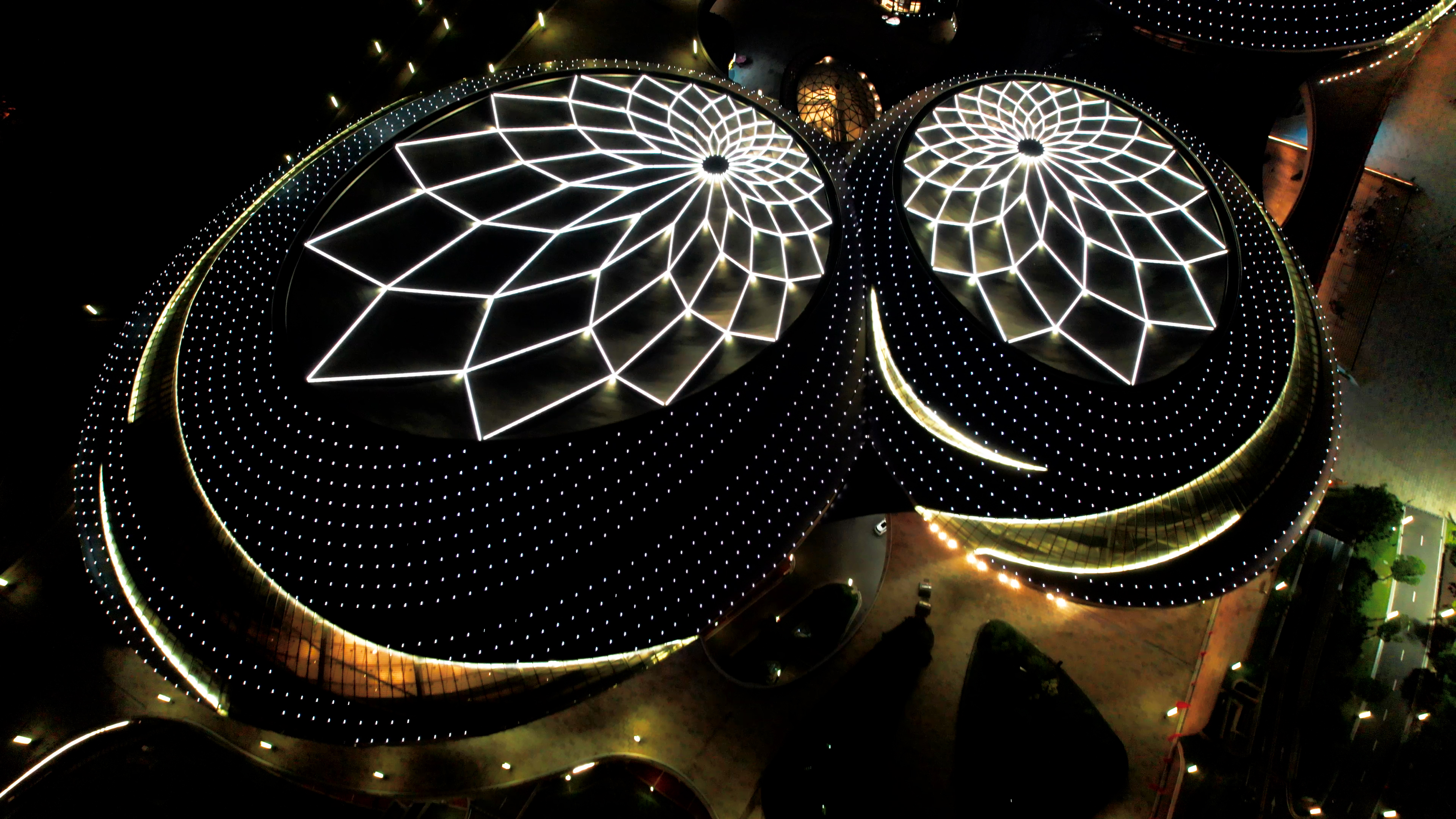 4K航拍南京地标江苏大剧院建筑夜景视频的预览图