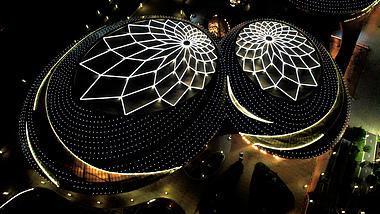 4K航拍南京地标江苏大剧院建筑夜景视频的预览图