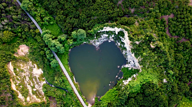 4K心形湖浪漫航拍山区自然风光空镜头视频的预览图