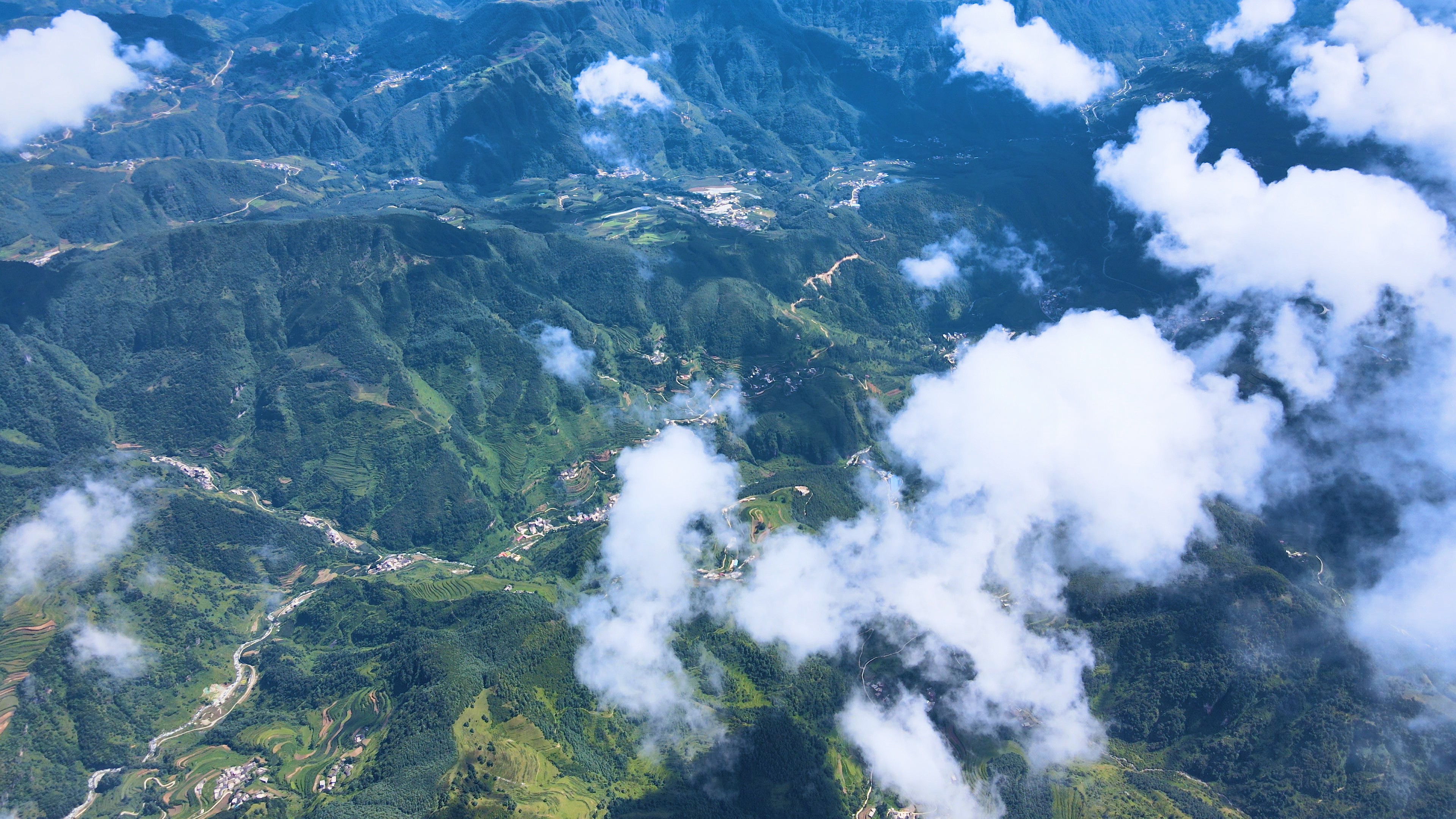 4K航拍云南山脉峡谷风光大山深处云雾缭绕视频的预览图