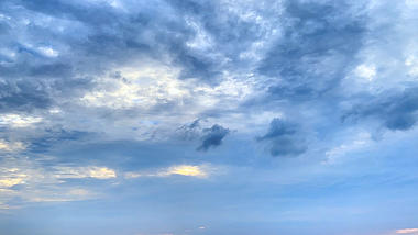 4K实拍唯美天空中的阳光云层飞过延时摄影视频的预览图