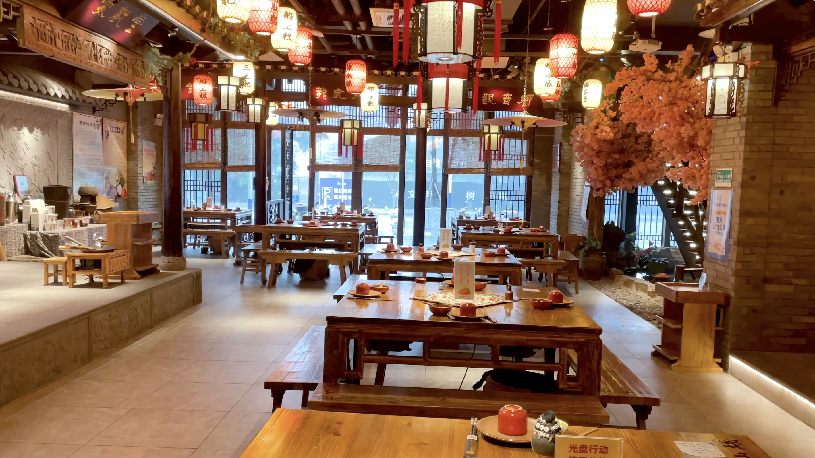 4k中式古典传统装修的餐厅内部环境空镜头视频的预览图