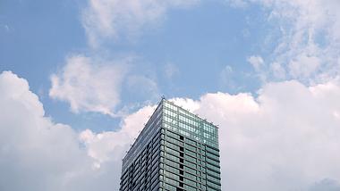 4K实拍独栋商务写字楼建筑蓝天白云延时视频的预览图
