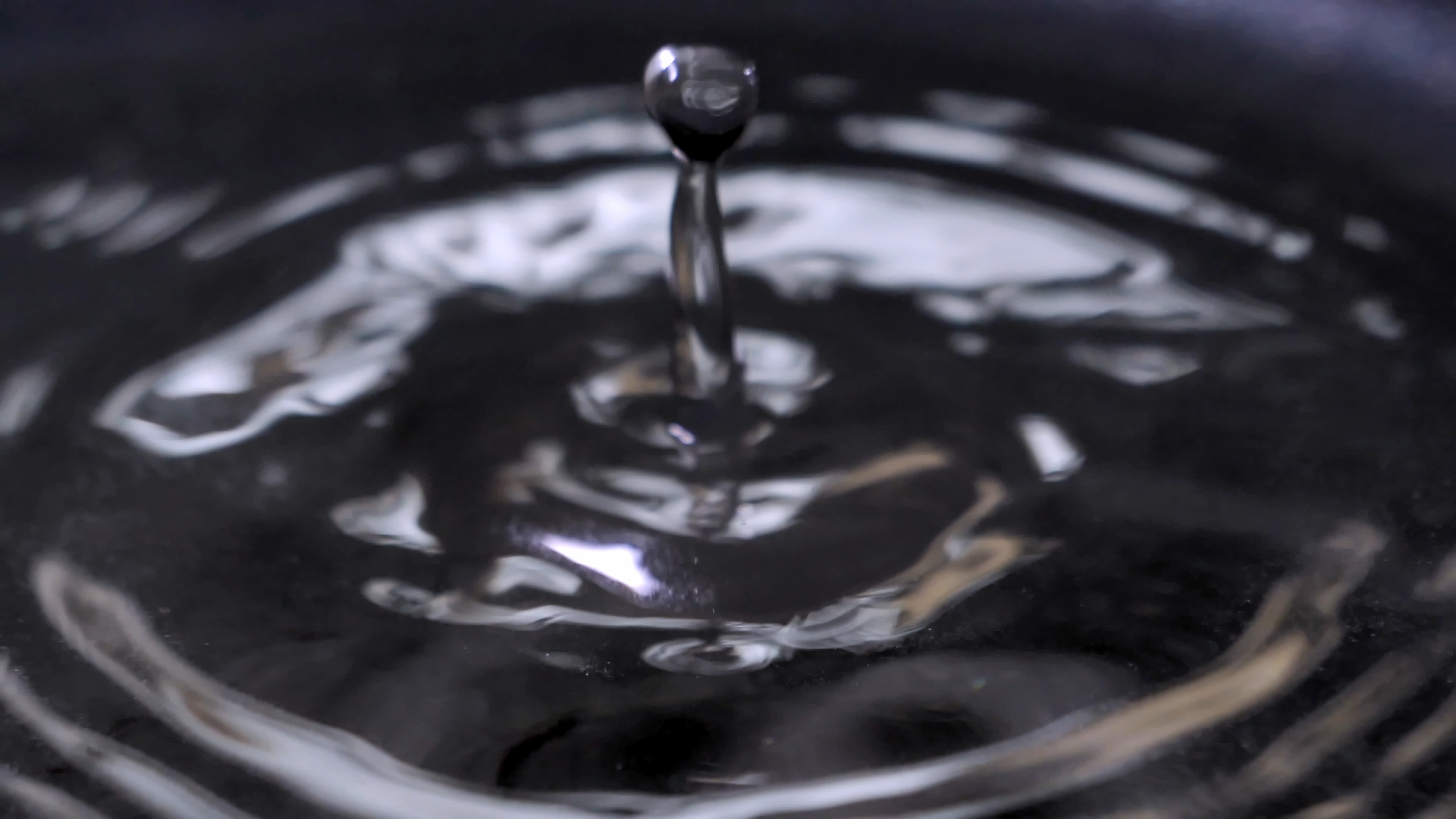4K高速拍摄滴水水滴升格视频的预览图