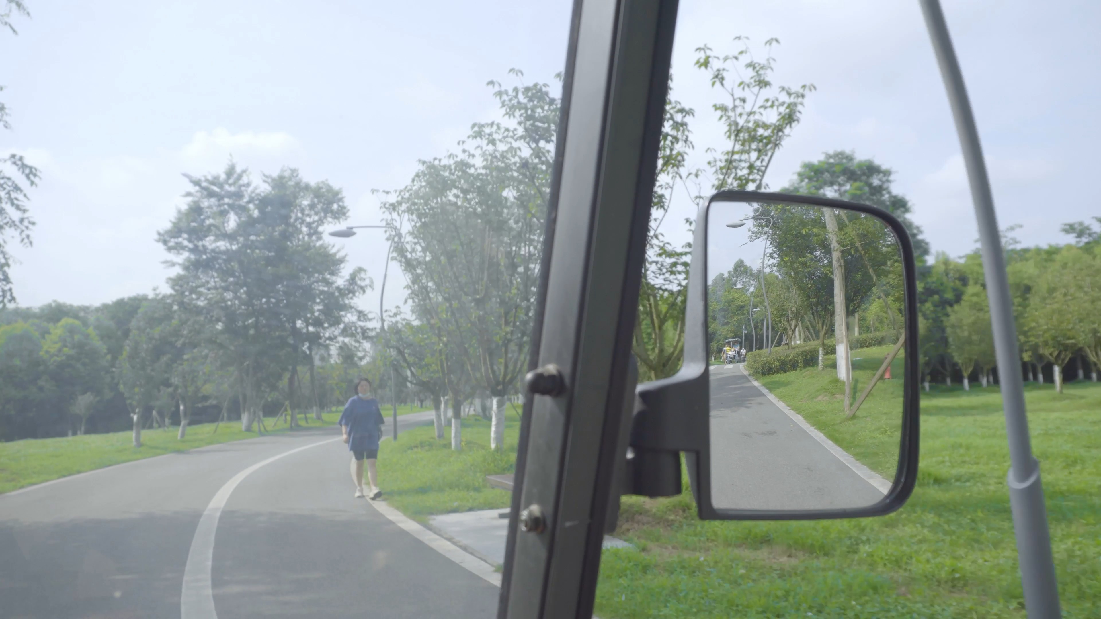 4K实拍行驶中的景区观光车第一视角视频的预览图