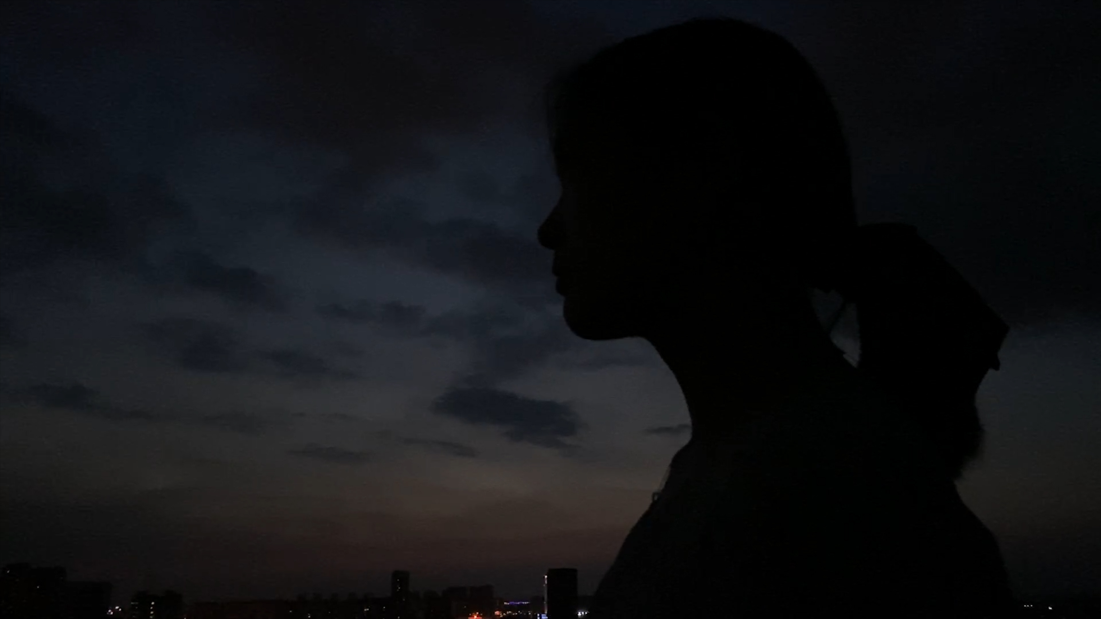 4K实拍城市夜晚失落行人剪影意境视频视频的预览图