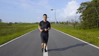4K实拍男子在公路上跑步锻炼视频的预览图