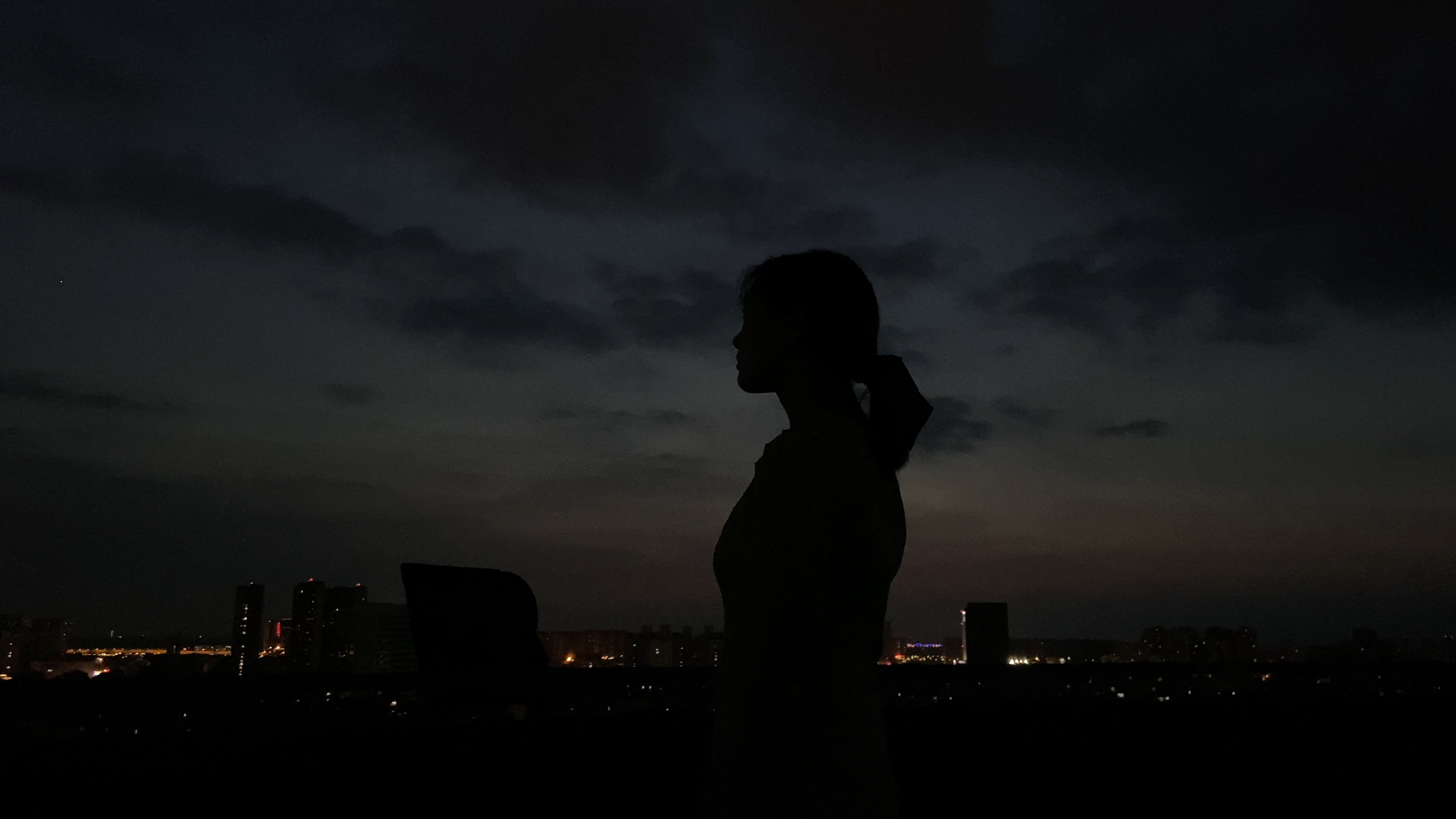 4K实拍夕阳下美女天台剪影失落情绪视频的预览图