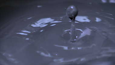 4K拍摄滴水滴落水面升格实拍视频的预览图