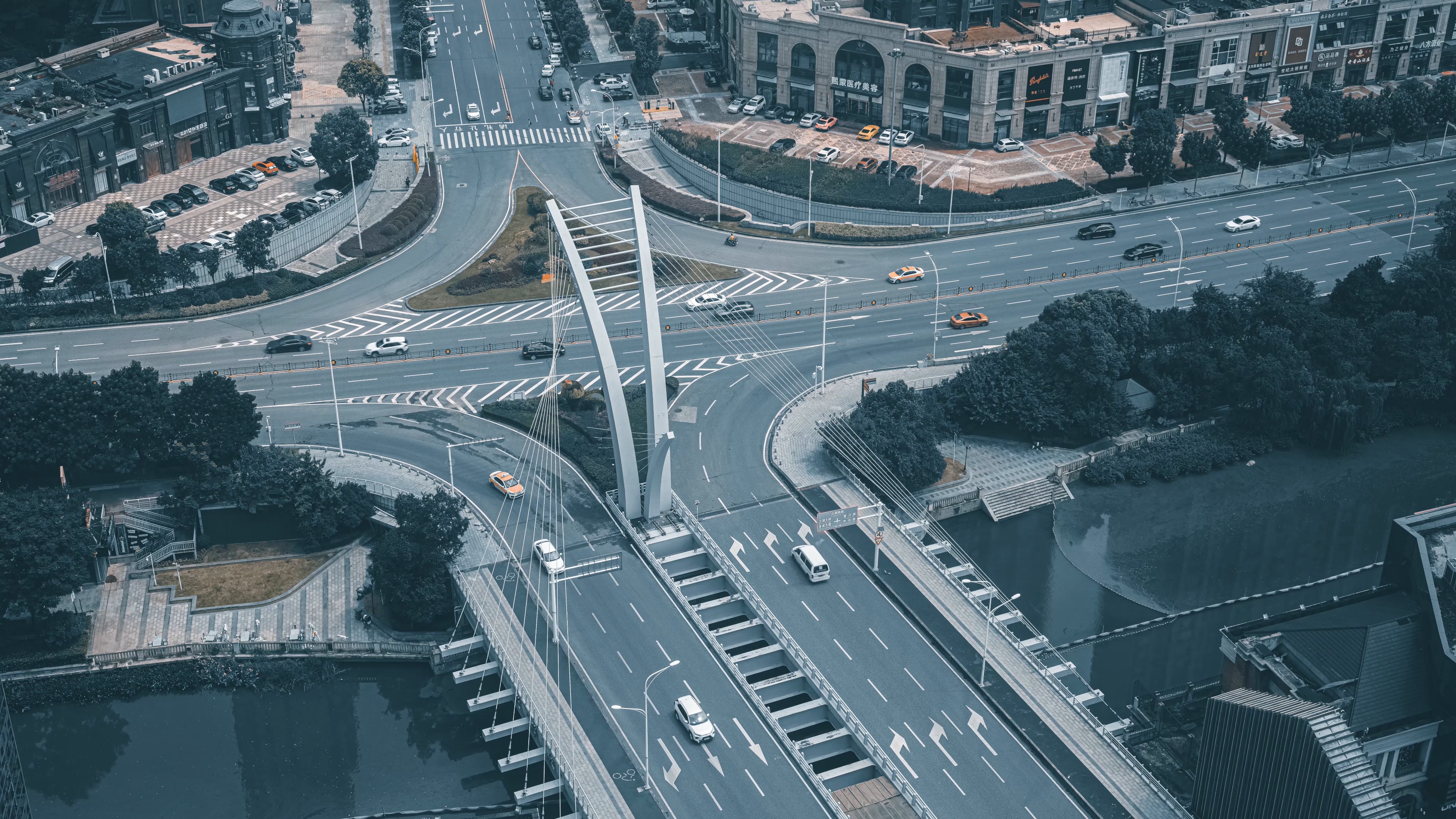 4K武汉城市地标歌笛桥俯拍车流交通延时实拍视频视频的预览图