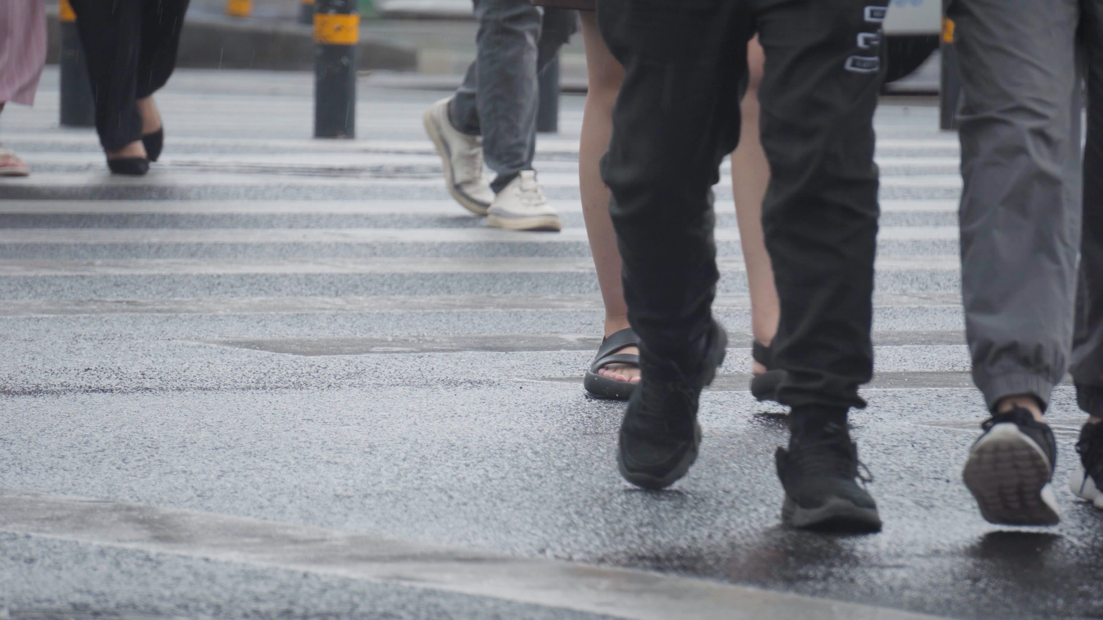 4K实拍街头马路上的行人脚步意境视频素材视频的预览图