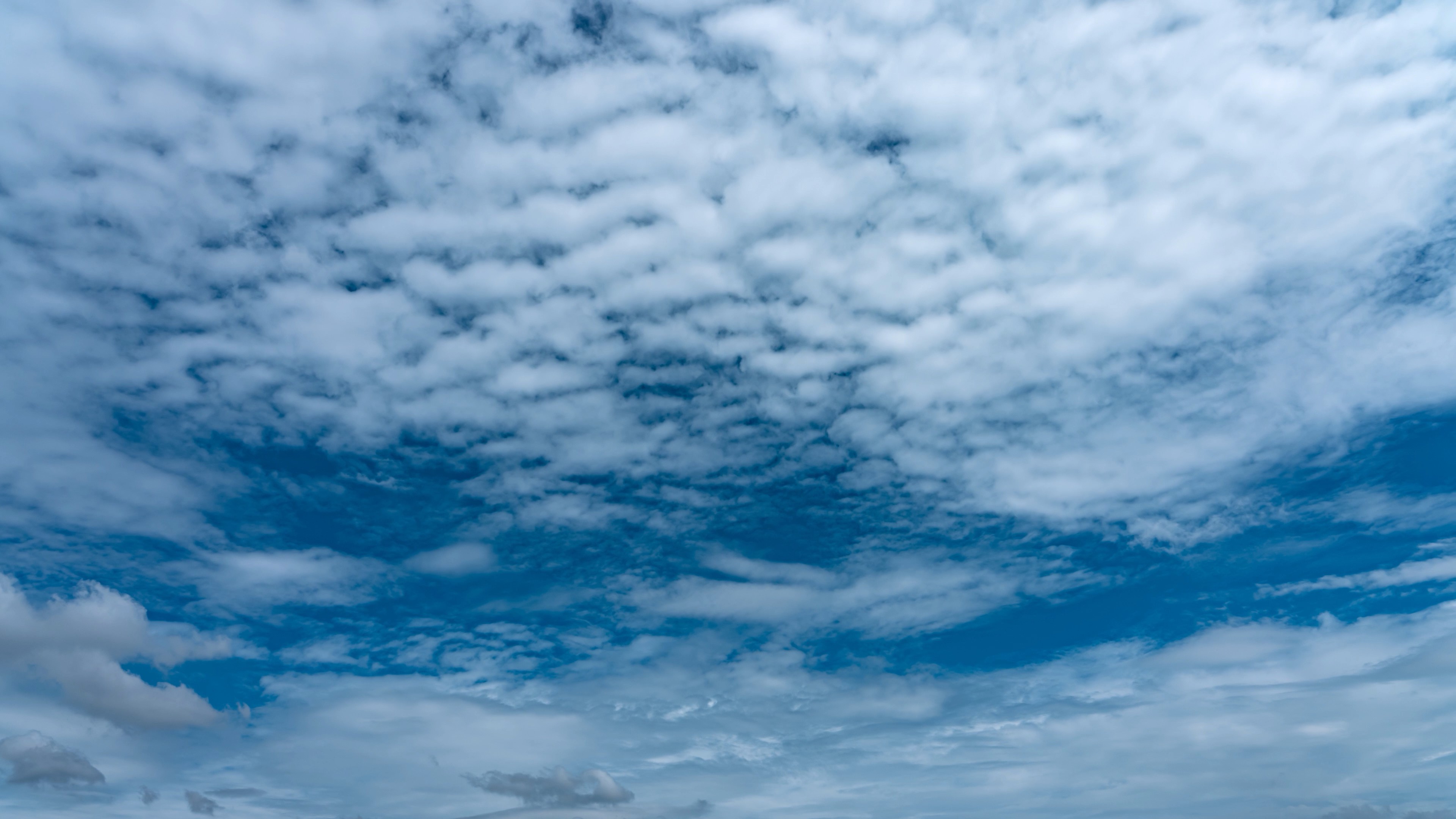 4k卷积云天空云层移动变化蓝天白云延时视频的预览图