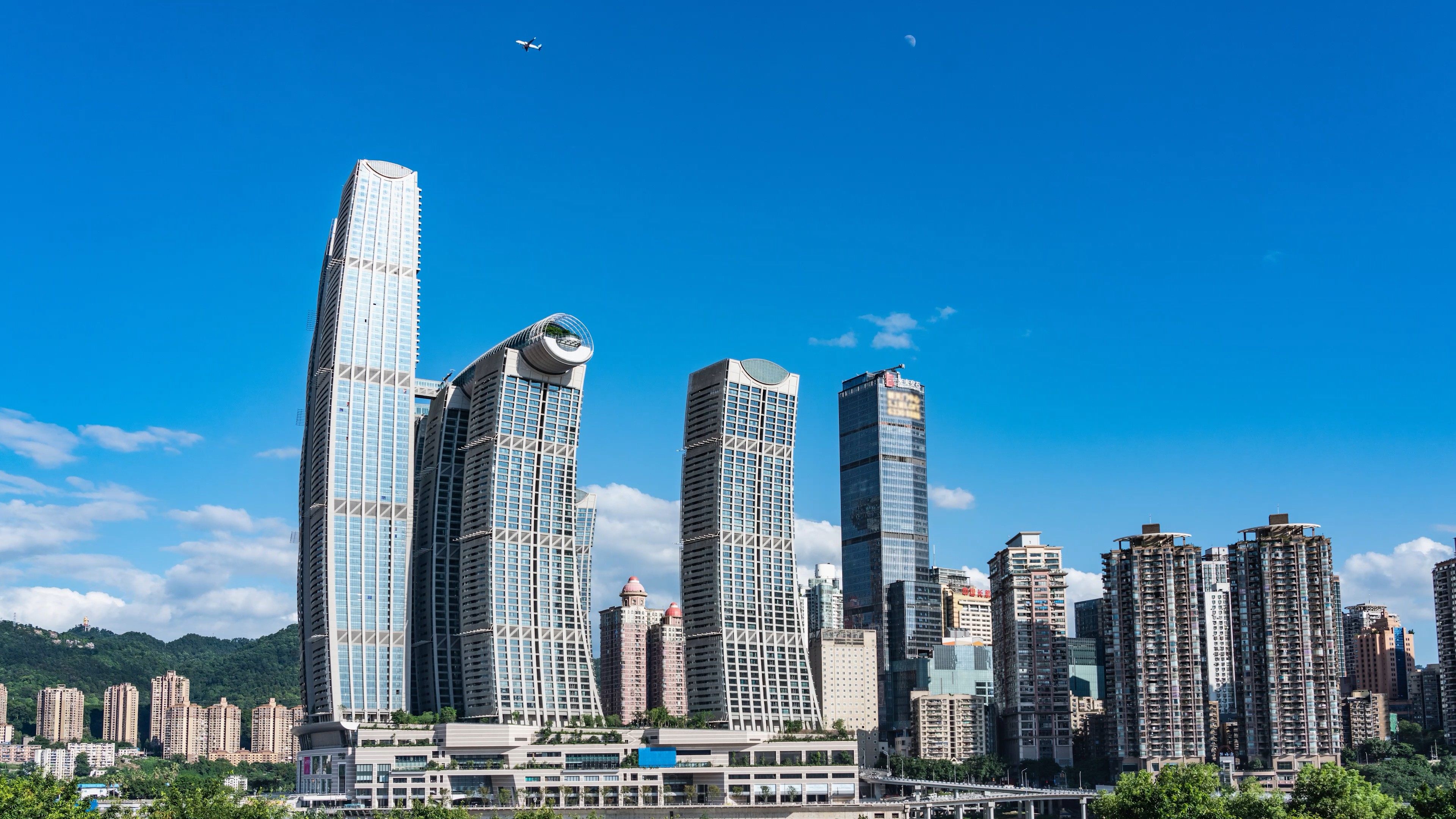 8k重庆城市地标来福士摩天大楼蓝天白云延时视频的预览图