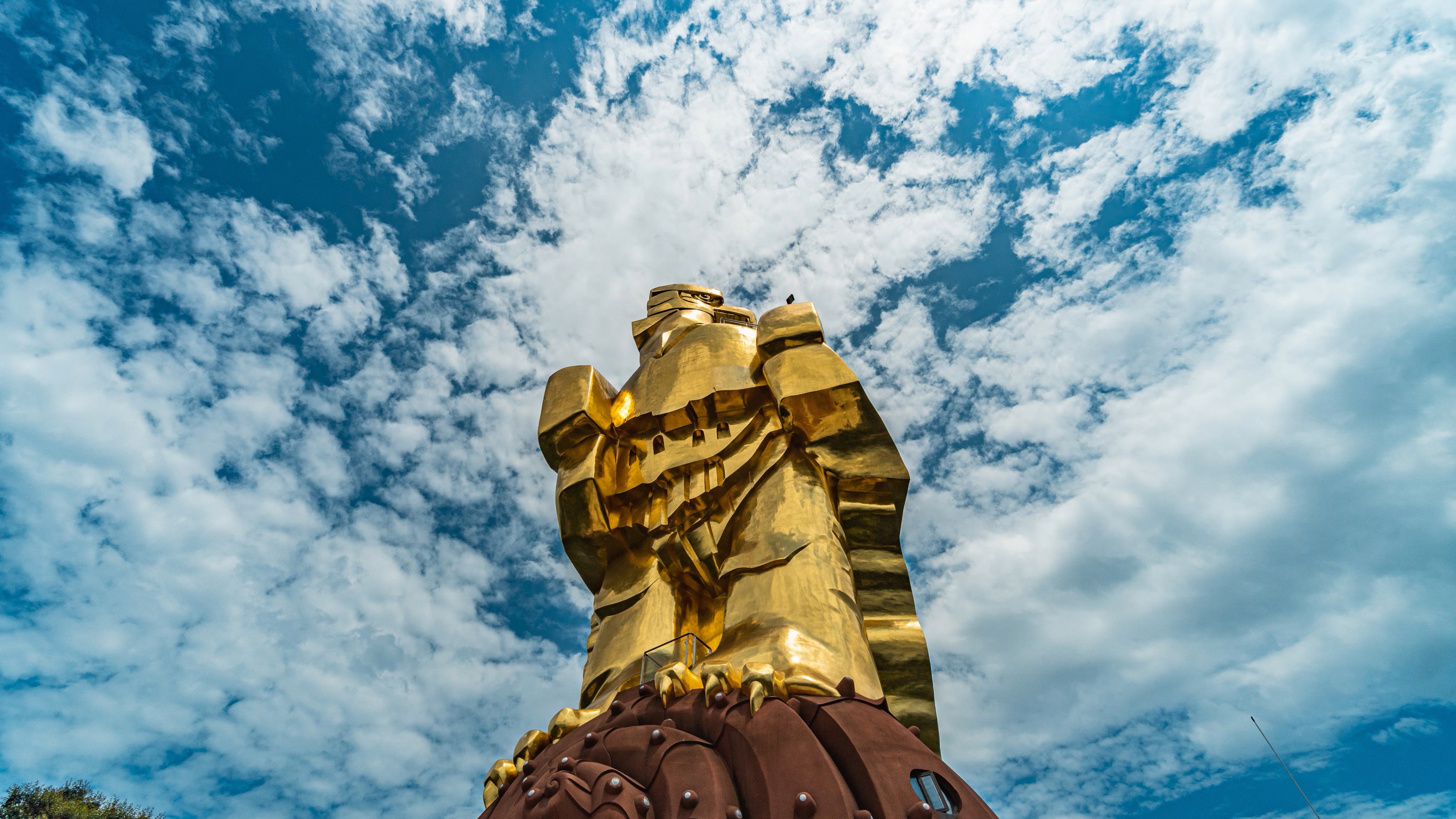 4k大气重庆地标大金鹰观景台雕像蓝天白云延时视频的预览图