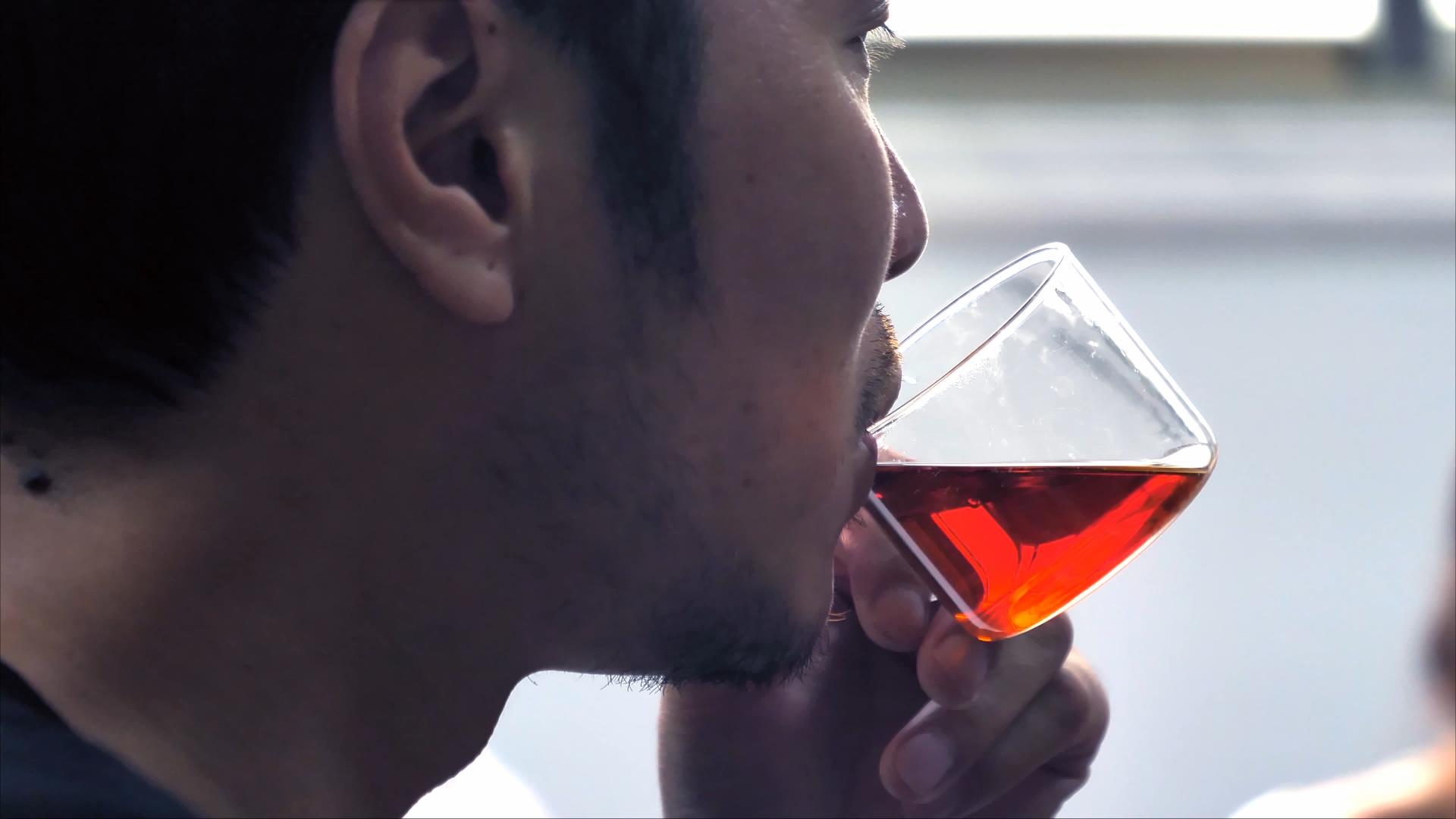 4K拍摄男人喝茶品茶升格视频的预览图