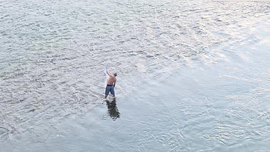 4k实拍在湖里撒网洗渔网实拍视频的预览图