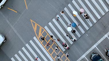 4K拍摄城市公路人群过斑马线升格视频的预览图