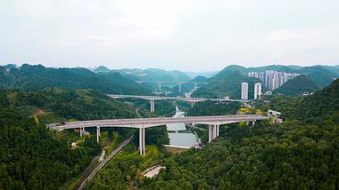 4K航拍贵阳黔灵山大桥车流交通视频的预览图