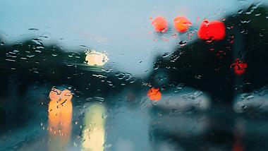 4k雨天雨水滑落车窗玻璃大光圈虚化悲伤意境视频的预览图