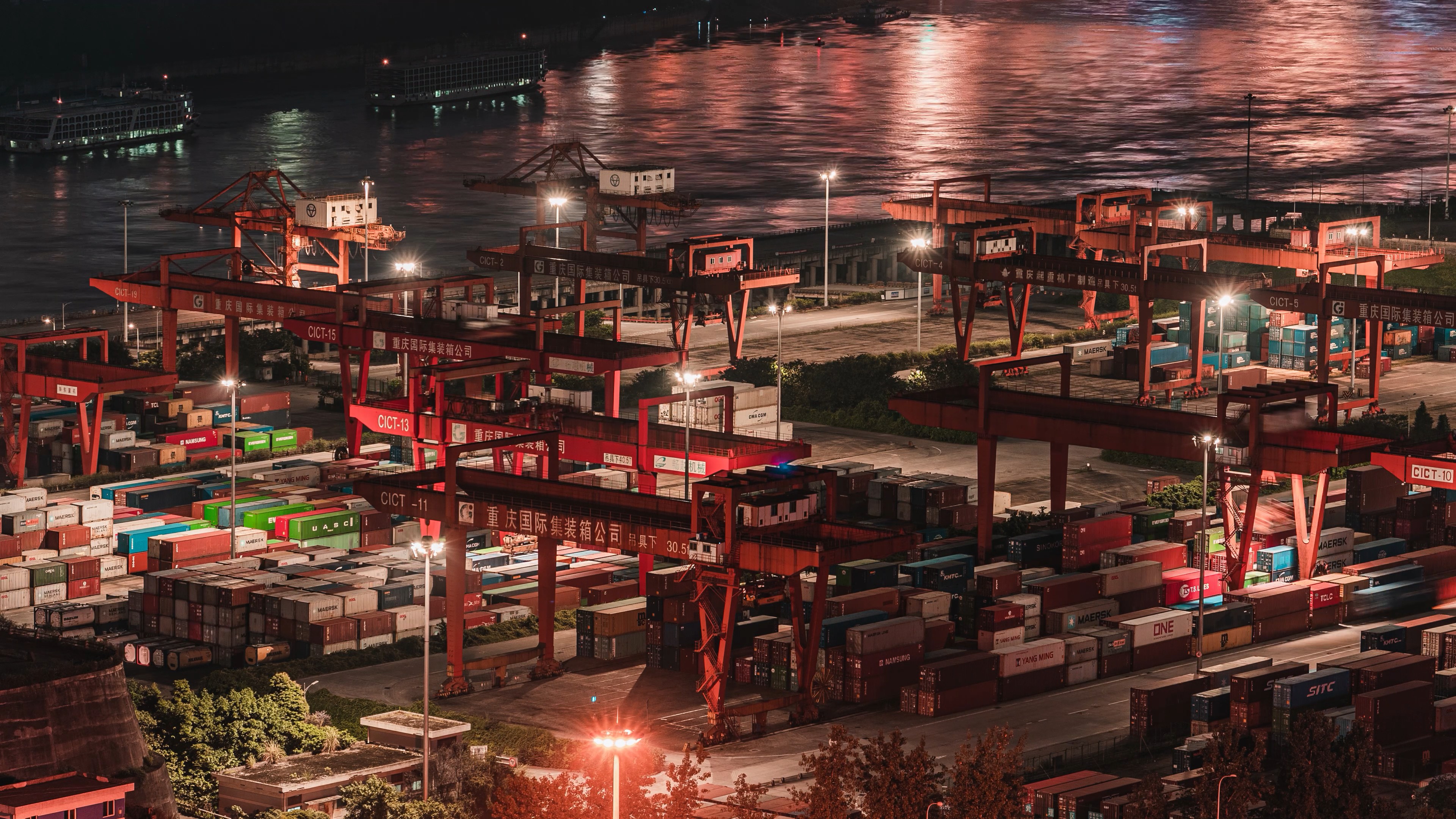 4k重庆寸滩港码头夜晚物流运输夜晚忙碌延时视频的预览图