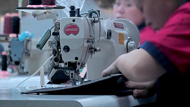 4K拍摄工厂缝纫车间设备工人工作视频的预览图