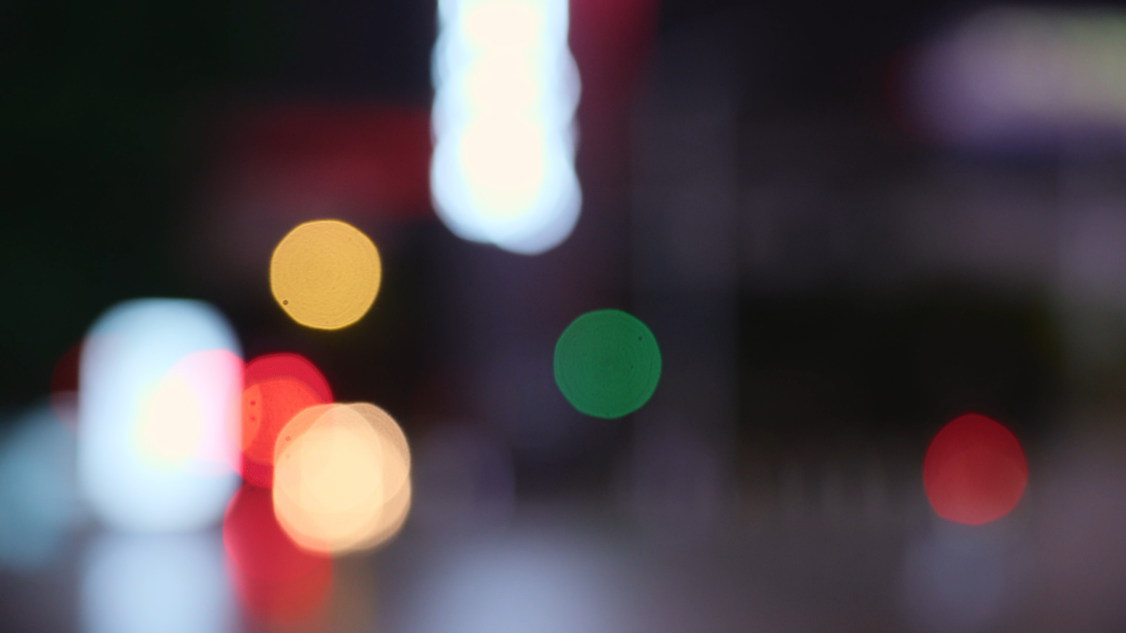 4k都市夜晚街头灯光唯美虚化光斑空镜孤独意境视频的预览图