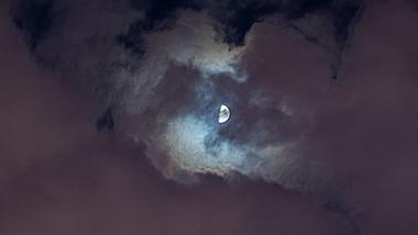 4k夜晚天空云层中若隐若现的月亮延时摄影视频的预览图