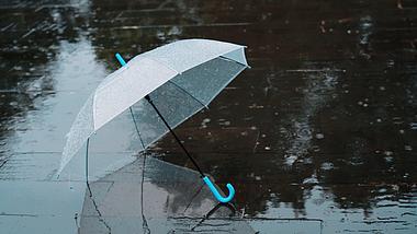 4k升格下雨天雨中透明伞空镜悲伤意境视频的预览图