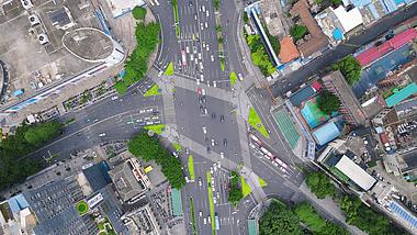 4K俯拍城市十字交叉路口车辆车水马龙视频的预览图