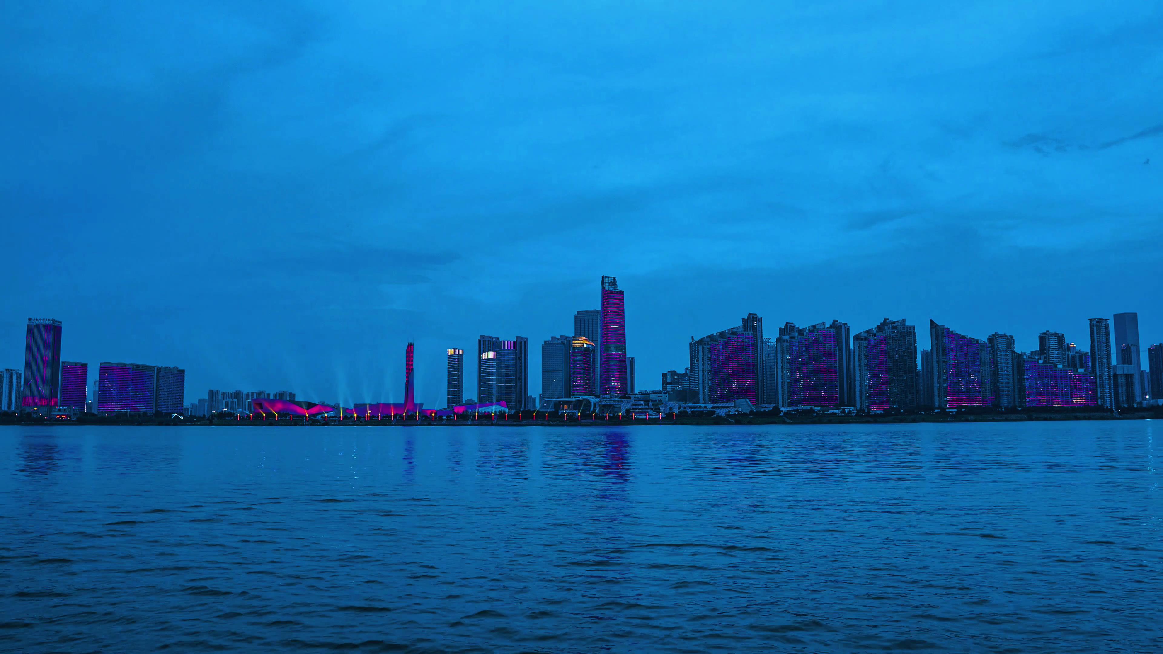 4k湖南长沙湘江市中心城市高楼夜景延时摄影视频的预览图