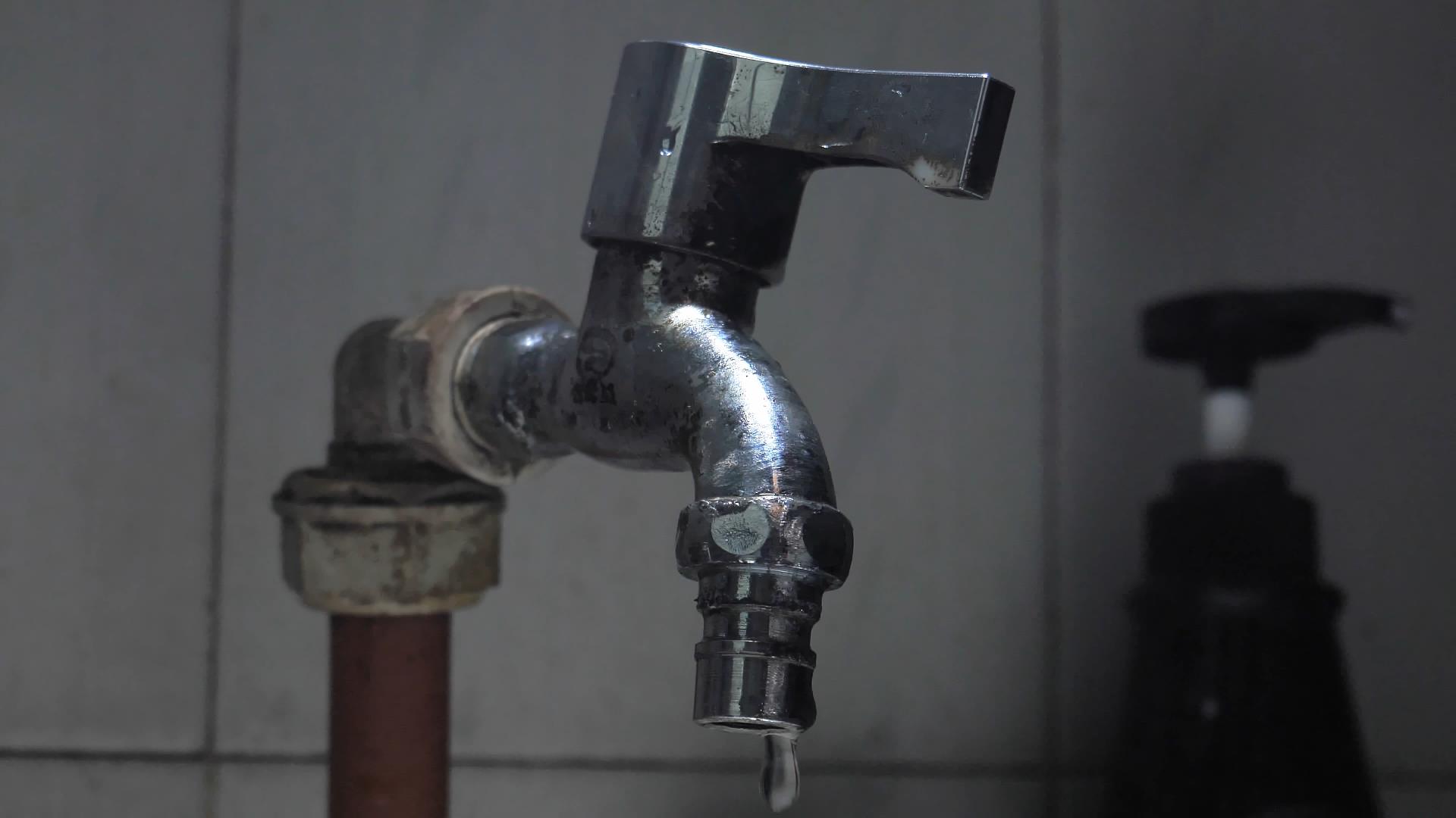 4K拍摄水管滴水水龙头滴水流水升格视频的预览图