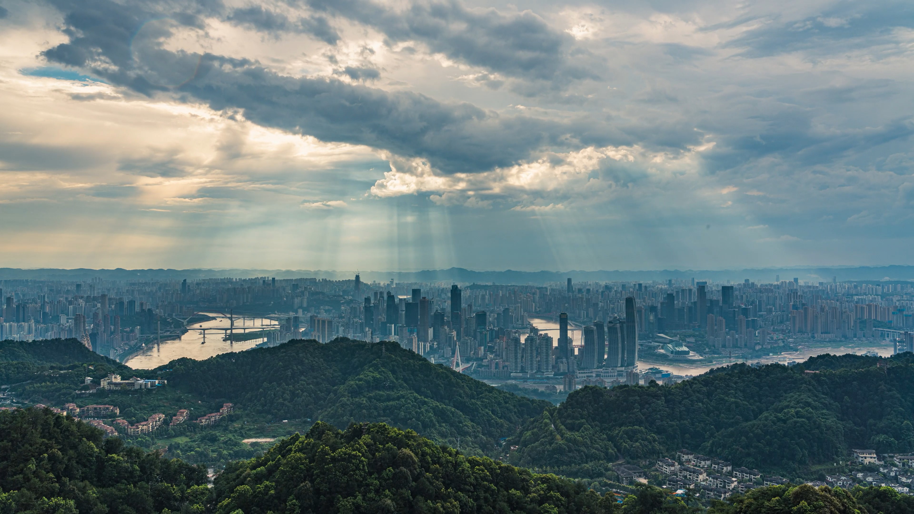 8k重庆城市天空云层变幻耶稣光光影延时视频的预览图