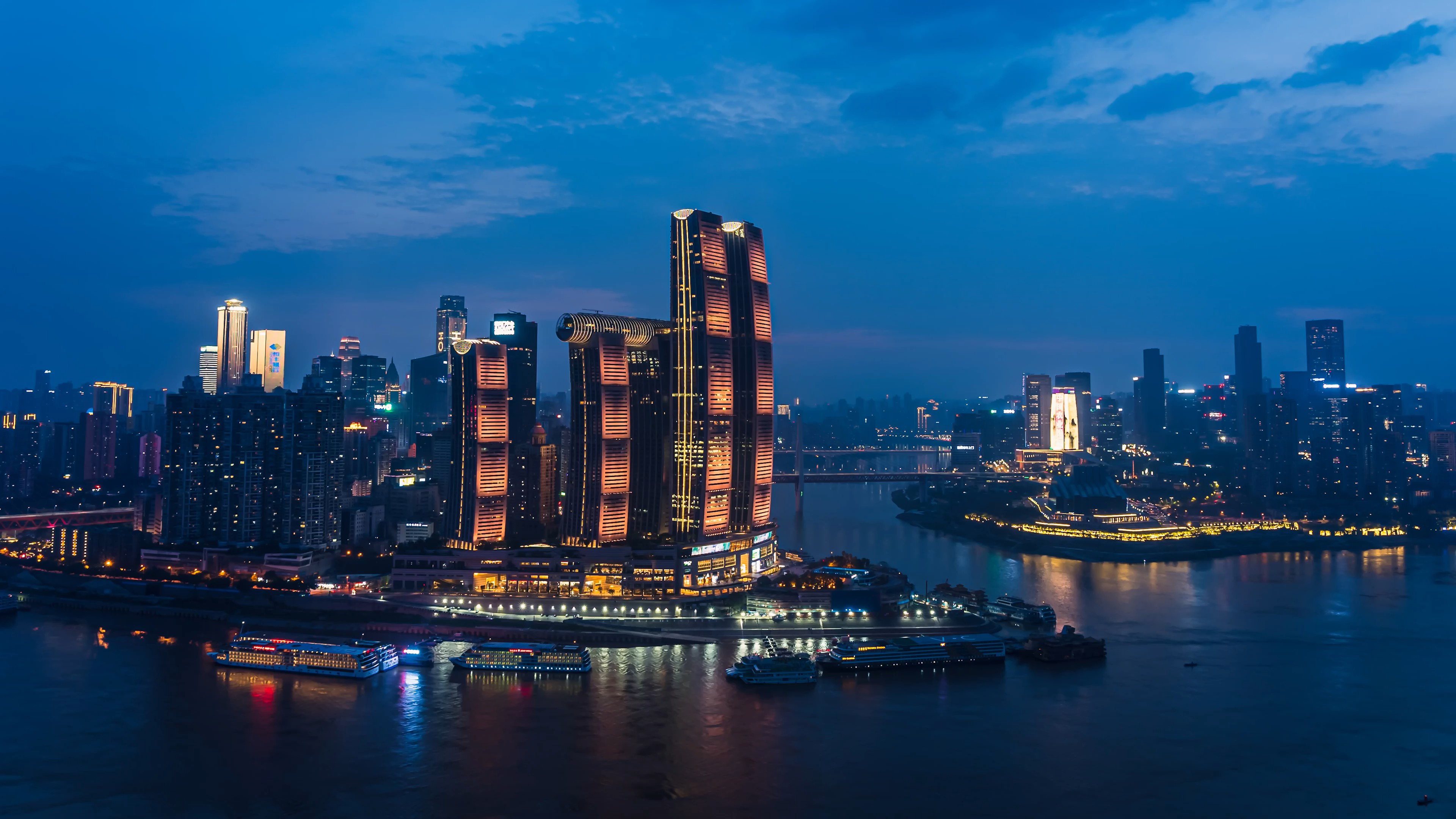 8k重庆地标来福士摩天大楼建筑群夜景延时视频的预览图