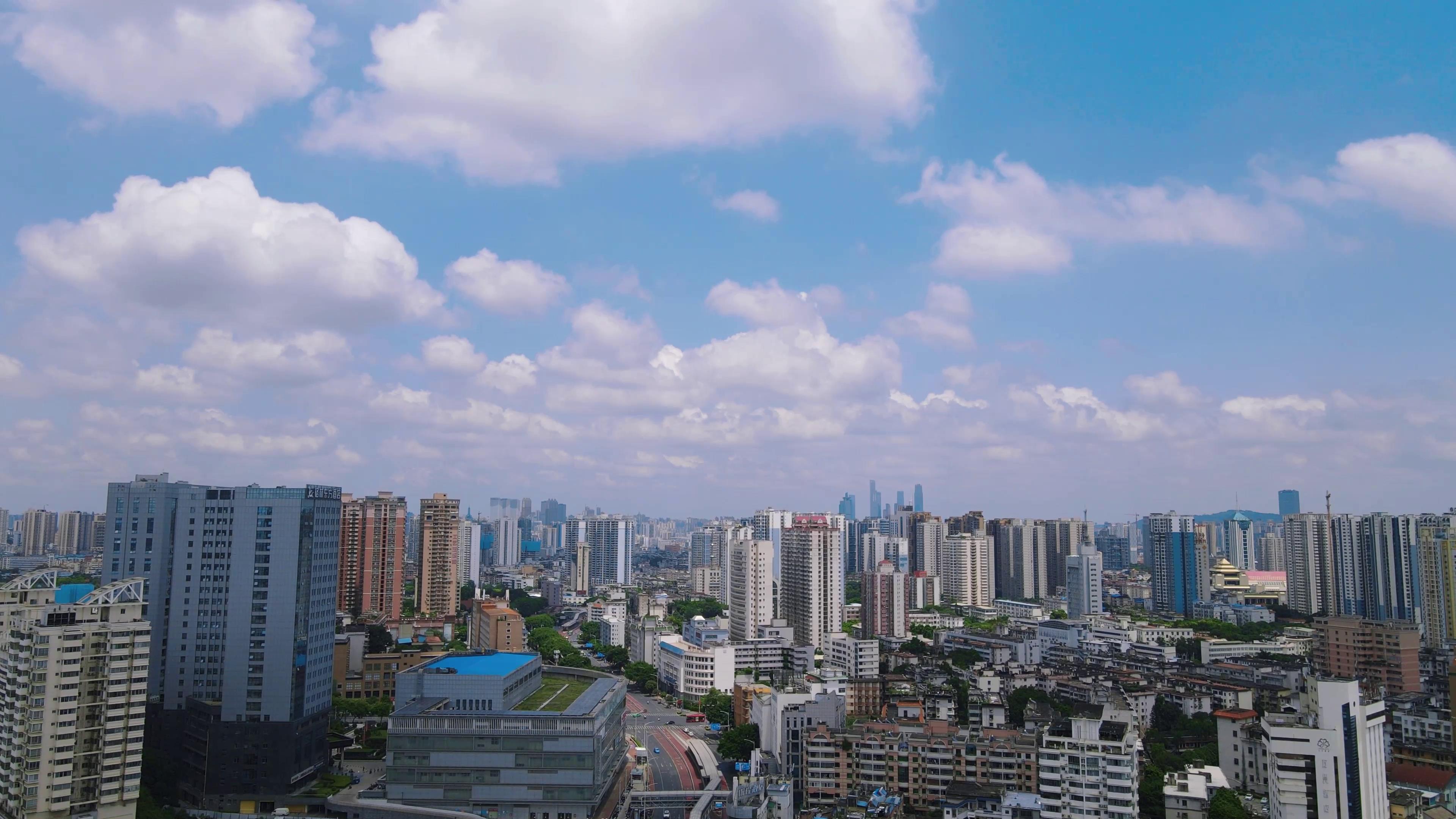4K航拍广西南宁城市风光蓝天白云视频的预览图