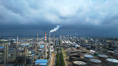 4K航拍化工厂油罐区废气排放环境污染视频的预览图