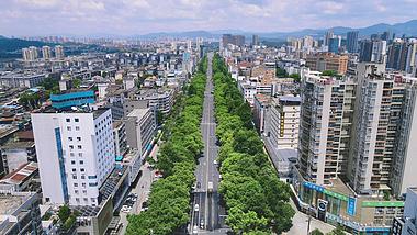 4K航拍广西柳州城市笔直大道交通视频视频的预览图
