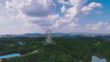 4K航拍江西赣州城市风光摩天轮蓝天白云视频的预览图