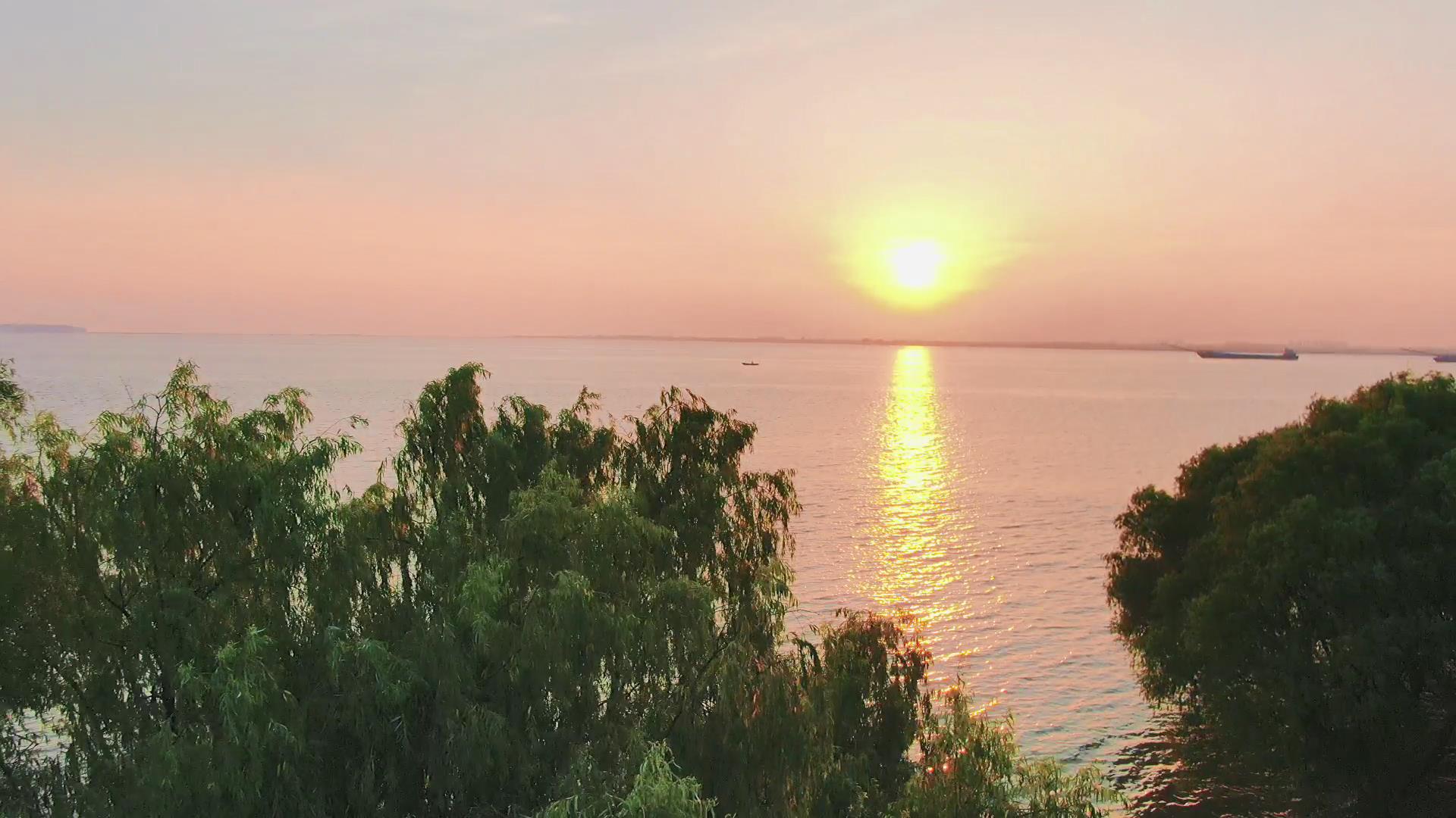 航拍夕阳下的湖南岳阳洞庭湖唯美视频视频的预览图