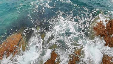 4K实拍大自然海浪咆哮拍打礁石视频的预览图