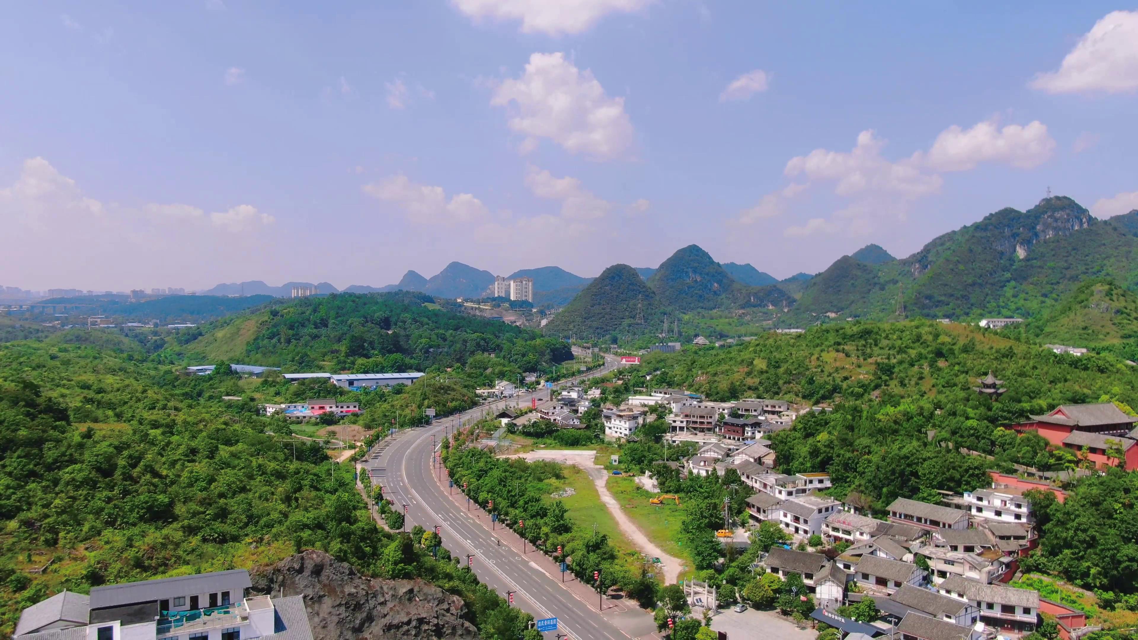 4K航拍贵州乡村大山中的公路视频的预览图