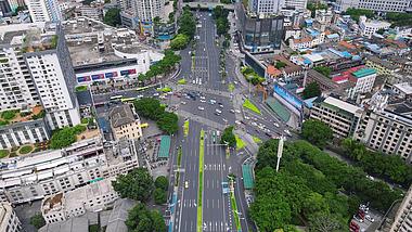 4K航拍广西南宁城市十字交叉路口车水马龙视频的预览图