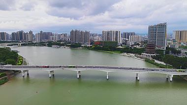 航拍广西南宁邕江跨江大桥视频的预览图