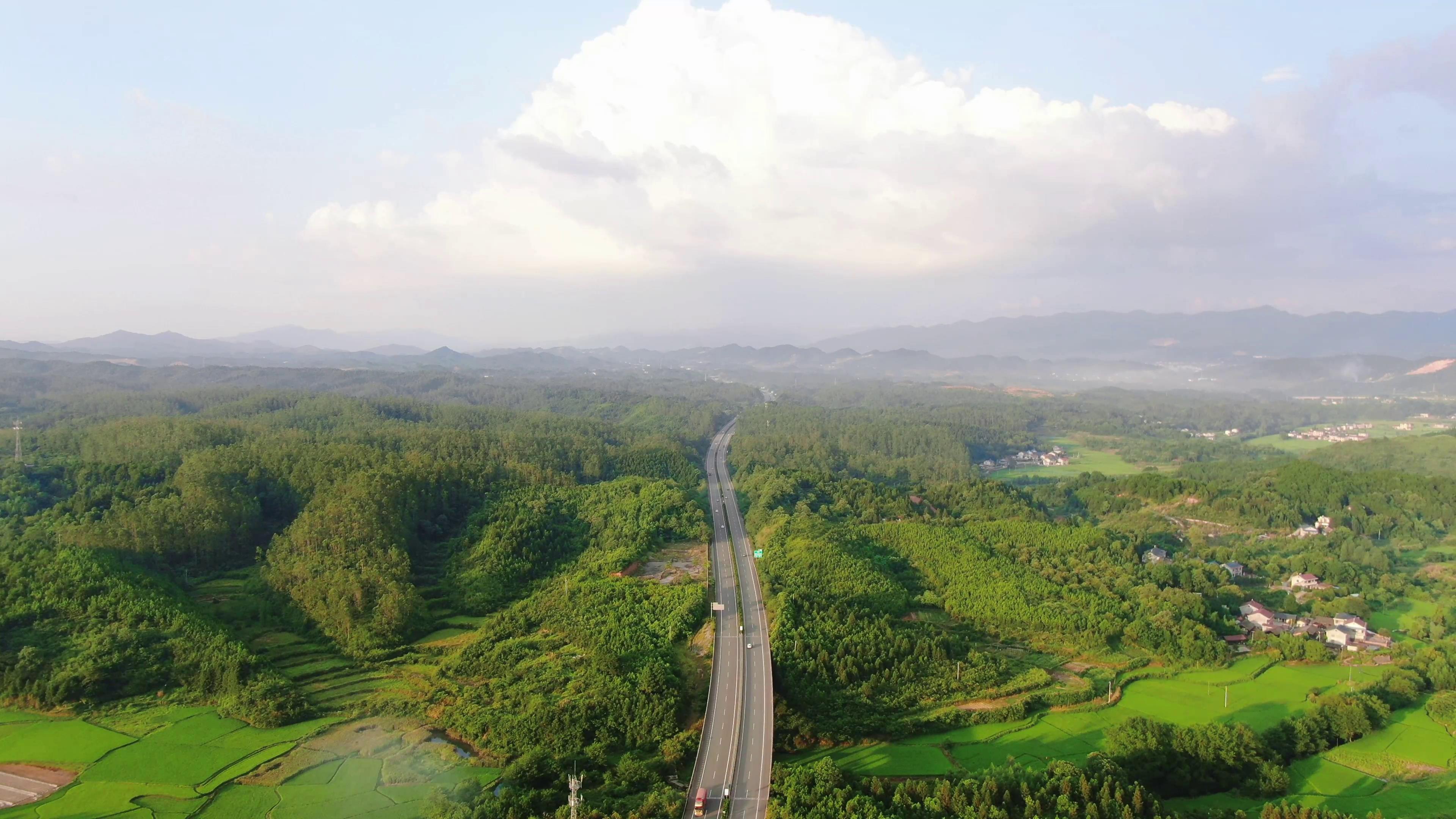 4K航拍高速公路穿过绿色森林视频的预览图