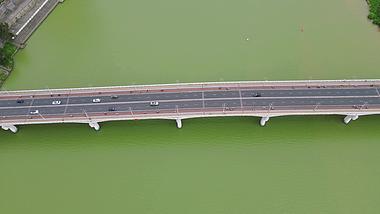4K航拍广西南宁邕江大桥交通视频视频的预览图