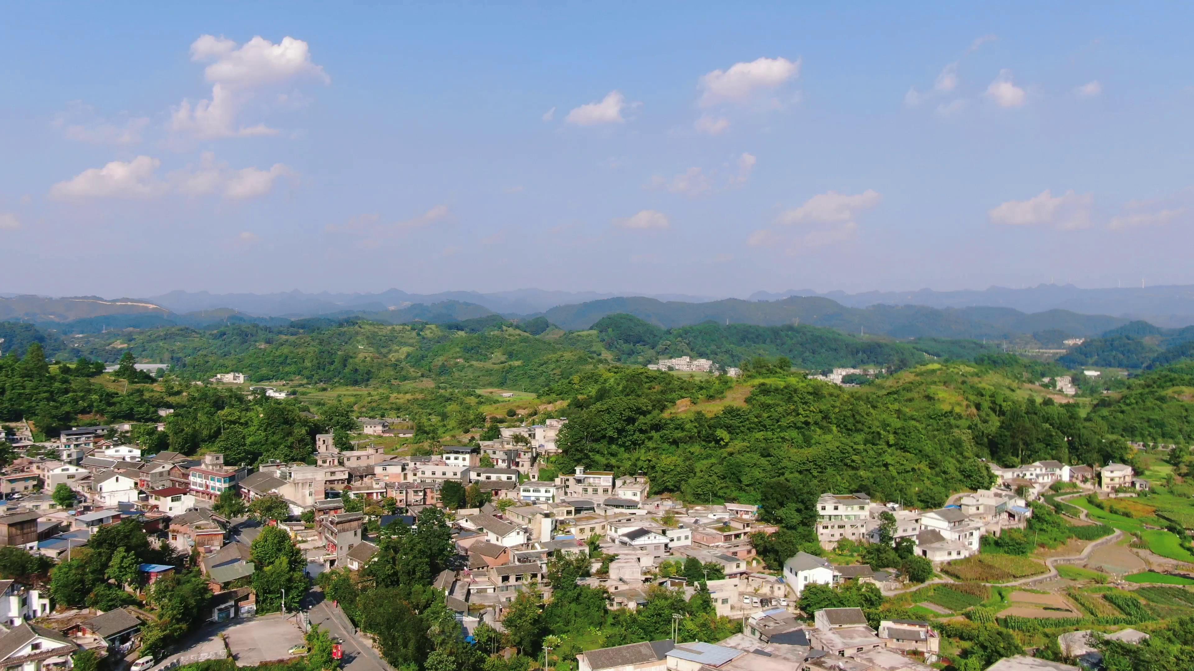 4K航拍贵州大山中集中村寨农村视频的预览图