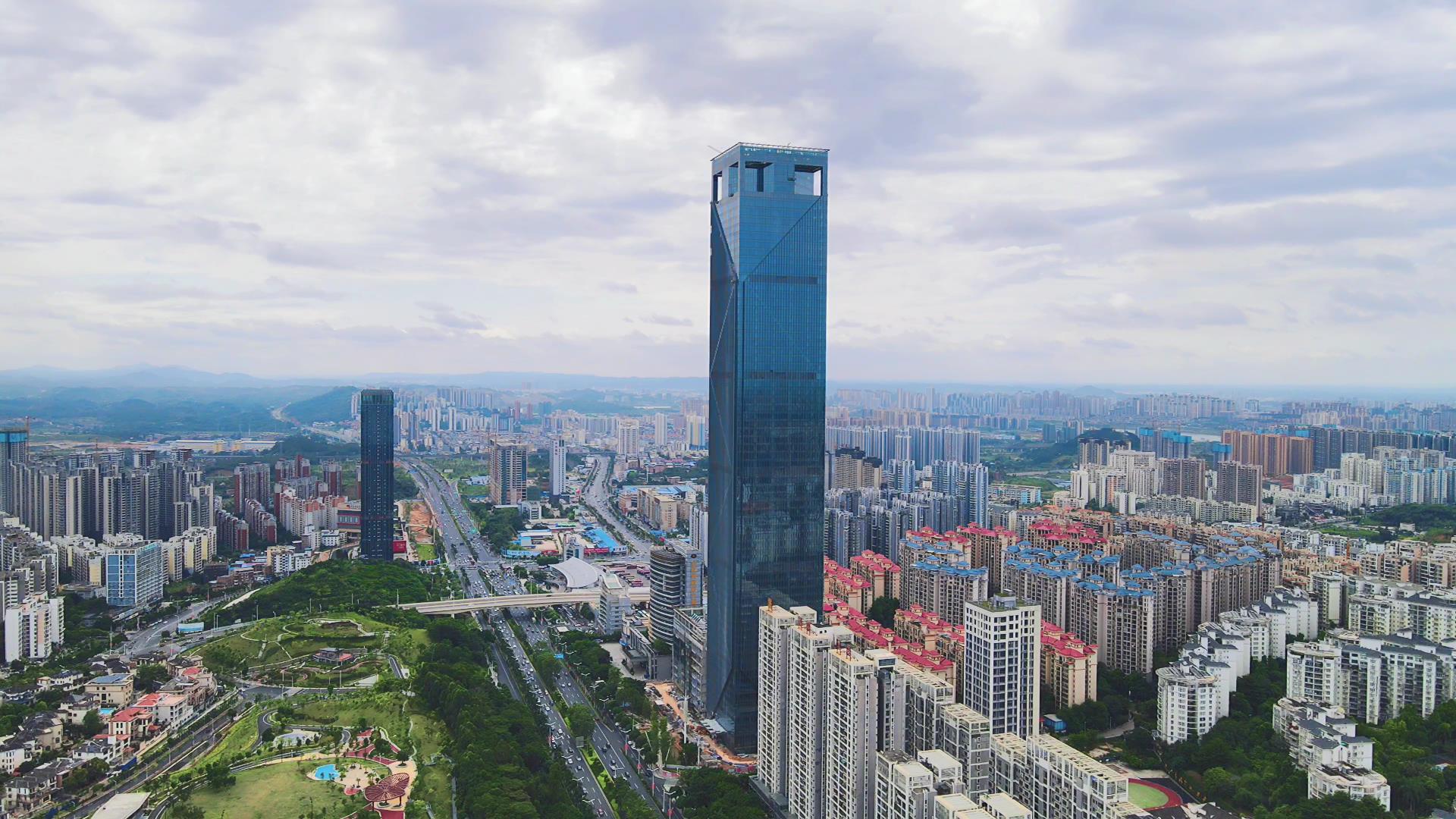 4K航拍广西南宁金投中心大厦商务建筑视频的预览图