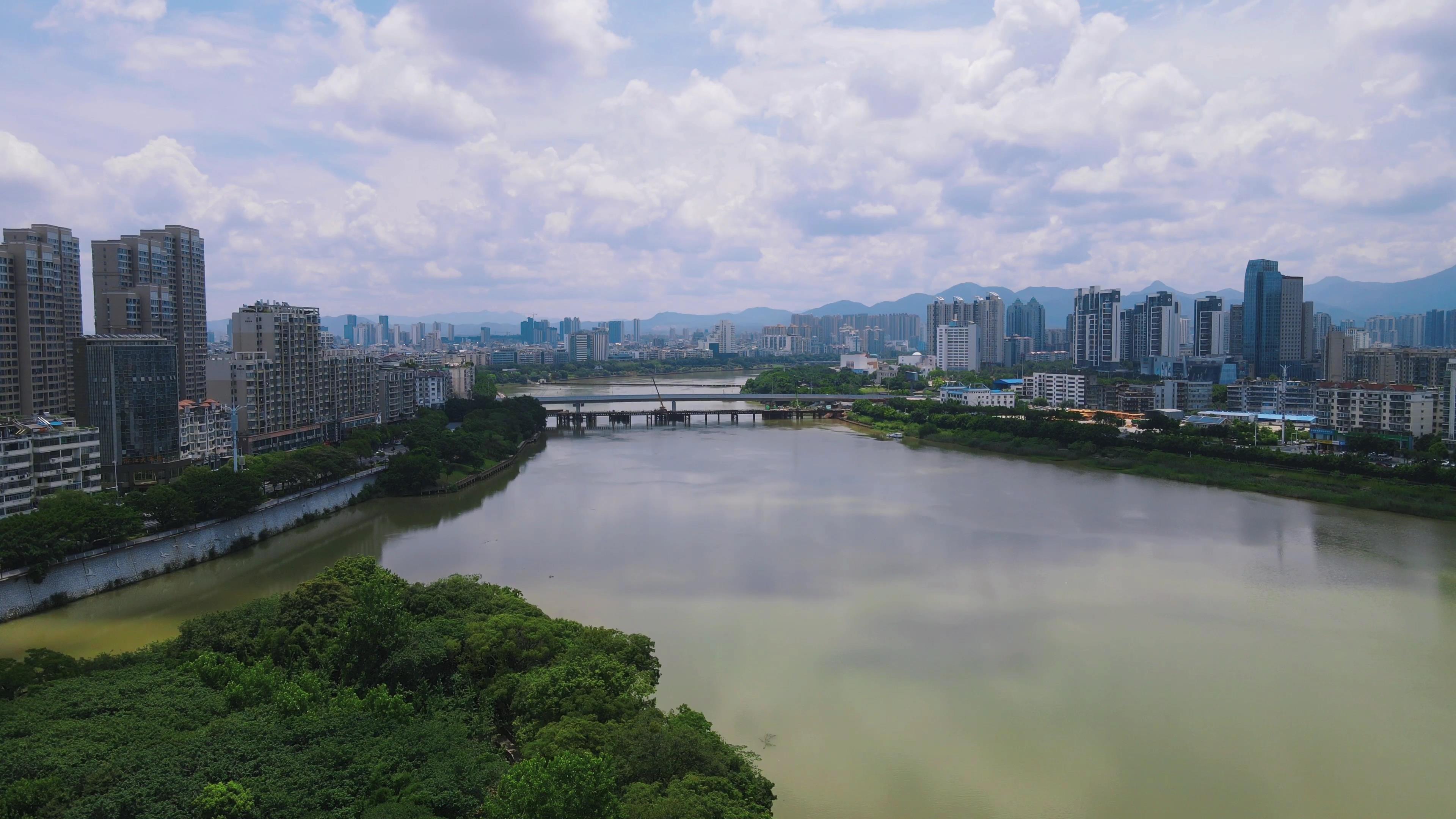 4K航拍江西赣州城市蓝天白云视频的预览图