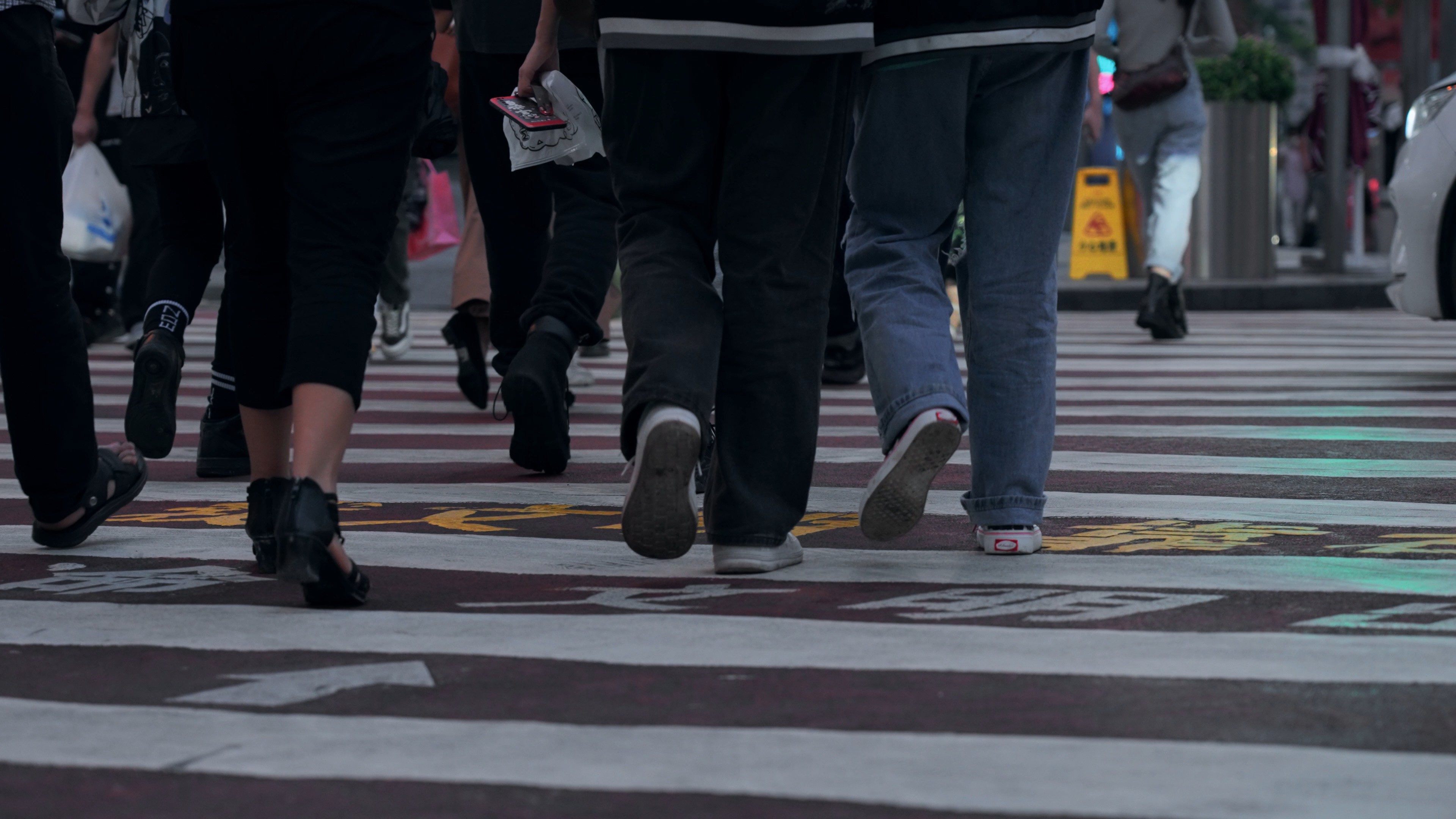 4k城市傍晚斑马线行人脚步低角度实拍视频的预览图