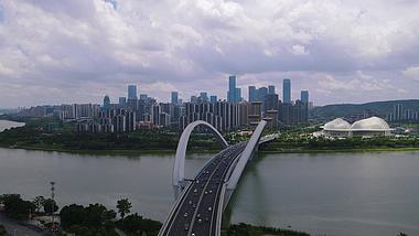4K航拍广西南宁大桥交通视频视频的预览图